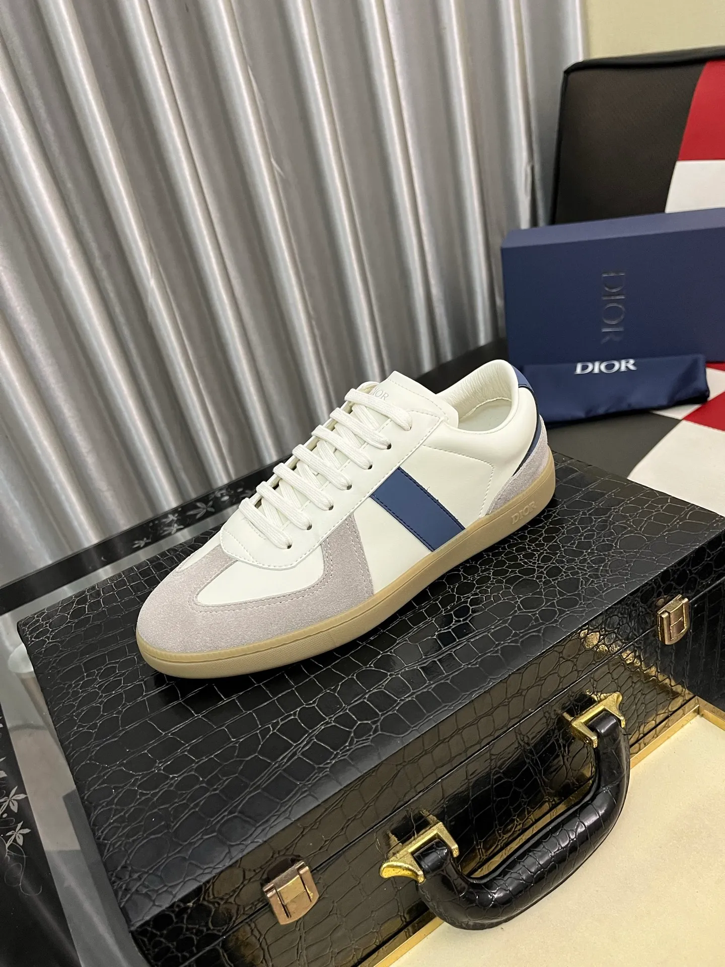 Men's shoes 💰380⌚️⌚️ 【Dior*DIAO】original quality.~ Unique modern style sneakers. 🏃A must-have casual shoe for trendy men😍😍 Original brand imported from Italy, imported original leather, sheep lining (refuses to discolor and grind feet) Sole: Original sole provided by the original factory, French lazy style design ⚠️Fit to the feet, original quality, super comfortable original sole. Code number: 38-448️⃣Colors available